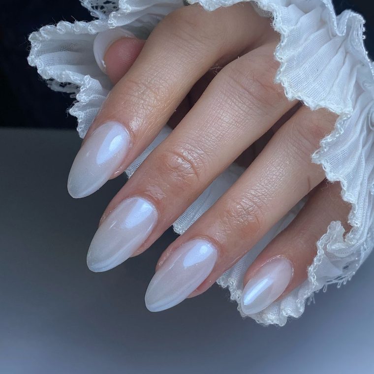 Manicura almendrada en blanco perlado