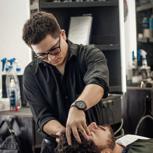 Brandon Torres trabajando en RT Peluquería